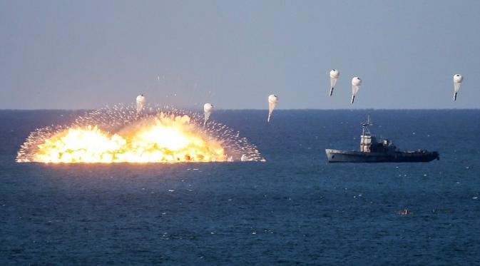 Bom termobarik meledak di laut diikuti bom lainnya yang melayang menggunakan parasut (Sergel Savostyanov/TASS)