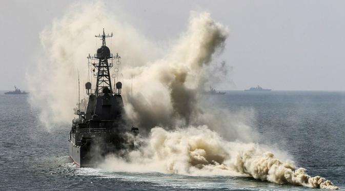 Sebuah kapal perang Rusia melintas Laut Hitam sebagai bagian dari latihan militer (Sergel Savostyanov/TASS)