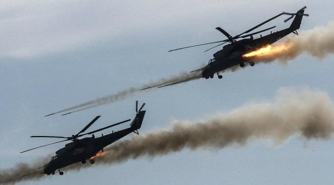 Dua helikopter terlihat meluncurkan amunisi (Sergel Savostyanov/TASS)