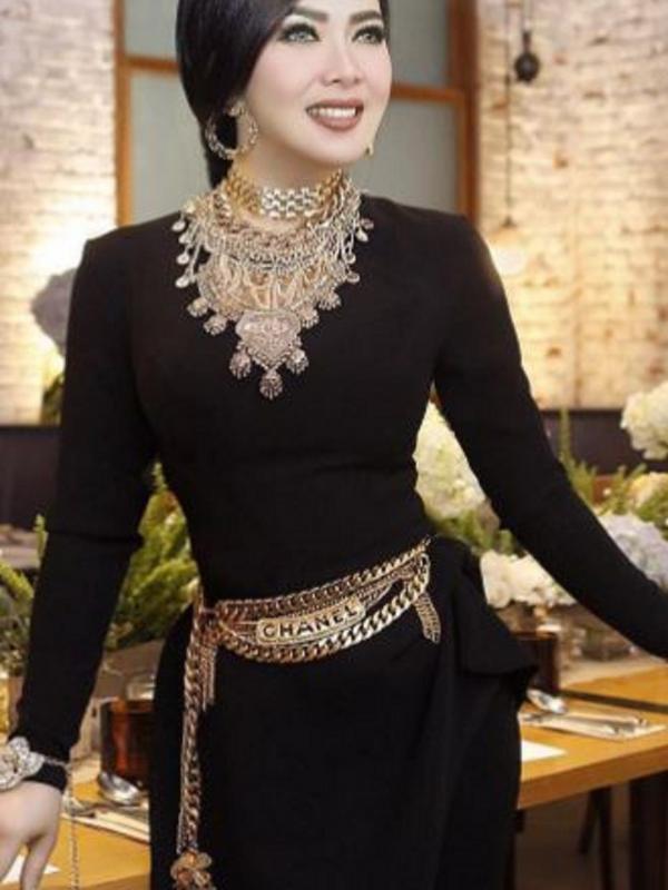 Syahrini memakai kalung mewah (Instagram/@princessyahrini)