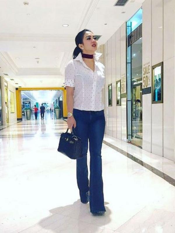 Syahrini kenakan shirt mahal (Instagram/@princessyahrini)