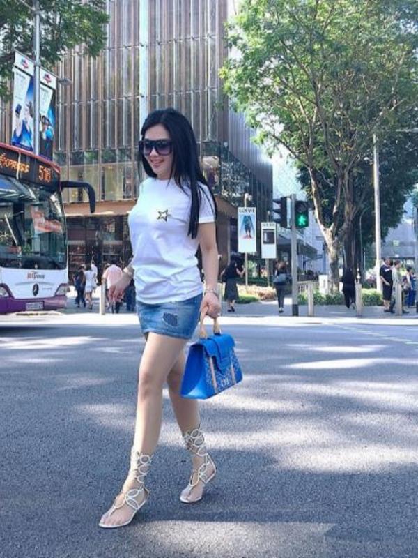 Syahrini kenakan sandal berharga jutaan rupiah (Instagram/@princessyahrini)