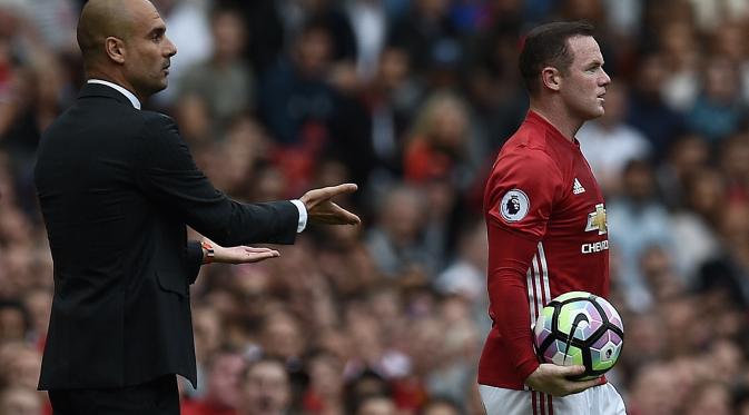 Striker Manchester United, Wayne Rooney, terlihat kesal dengan aksi manajer Manchester City, Pep Guardiola, pada laga lanjutan Premier League, di Old Trafford, Sabtu (10/9/2016). (AFP/Oli Scarff). 