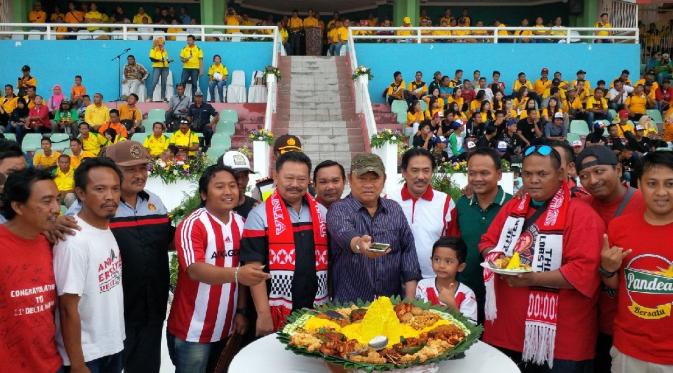  Kapolda Jawa Timur Irjen Pol Anton Setiadji (tengah) memotong tumpeng tanda resminya nama Bhayangkara FC menggantikan BSU. (Dian Kurniawan/Liputan6.com)