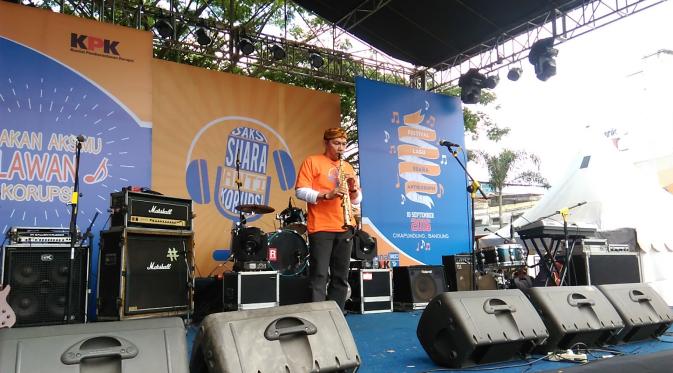 Saut Situmorang membuka Festival Lagu Antikorupsi Bandung dengan memainkan saksofon sopran (Foto: Godham Perdana)