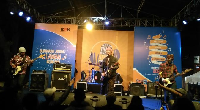 Cupumanik menjadi bintang tamu di Festival Lagu Antikorupsi 2016 di Bandung (Foto: Godham Perdana)
