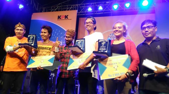 Para pemenang dan juri di Festival Lagu Antikorupsi 2016 di Bandung (Foto: Godham Perdana)