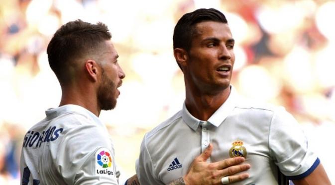 Dua bintang Real Madrid, Sergio Ramos (kiri) dan Cristiano Ronaldo. (AFP/Gerard Julien)