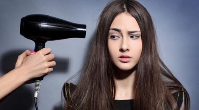 Cara ini ampuh untuk merawat rambut smoothing kamu agar tetap lurus dan halus. (via: detoxpelangsing.com)