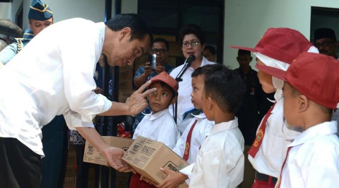 Presiden Jokowi membagikan makanan bergizi bagi ibu hamil, balita, dan anak sekolah di Puskemas Warunggunung, Lebak, Banten. (Foto: Tim Komunikasi Presiden)
