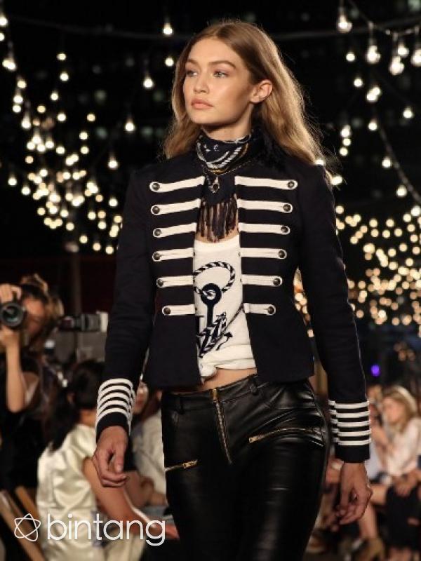 Gigi Hadid saat tampil dalam kolaborasi bersama Tommy Hilfiger di New York Fashion Week. (AFP/Bintang.com)