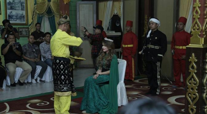 Siti Liza Diangkat Jadi Kerabat Kerajaan Sanggau Kalimantan Barat