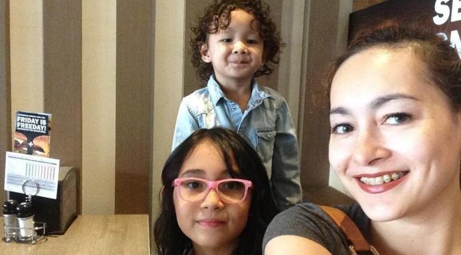 Dewi Rezer dan anak-anaknya [foto: instagram]
