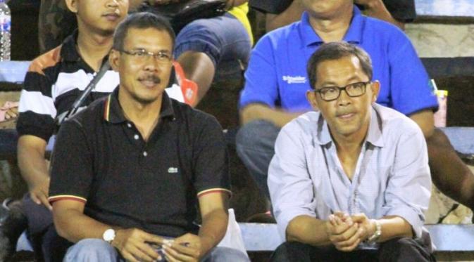 Bersama sahabat lama di tim pelatih Persela, Aji Santoso optimistis bisa perbaiki posisi Laskar Joko Tingkir. (Bola.com/Fahrizal Arnas)