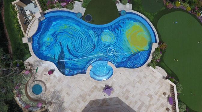 Dilihat dari atas, kolam renang ini terlihat seperti The Starry Night karya Vincent van Gogh. (Via: boredpanda.com)