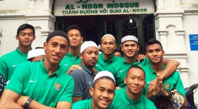 Timnas U-19 menjalani ibadah salat ied di Masjid Al Noor, Hanoi, Senin (12/9/2016). (Bola.com/Dok. PSSI)