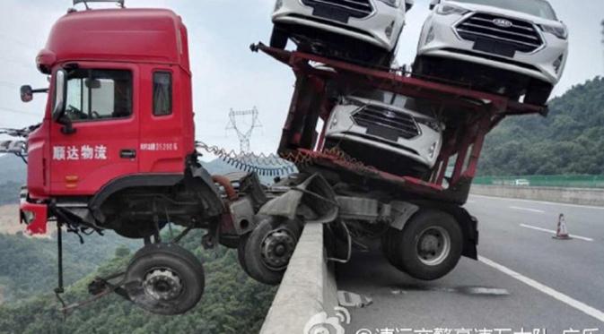 Truk itu menghantam dinding pembatas jembatan layang. Hal tersebut membuat kepala mobil itu tergantung di ujung tebing (Shanghaiist.com).  