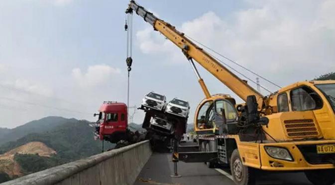 Truk itu menghantam dinding pembatas jembatan layang. Hal tersebut membuat kepala mobil itu tergantung di ujung tebing (Shanghaiist.com). 