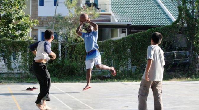 Jacksen F. Tiago saat bermain basket di lingkungan rumahnya bersama putra dan teman putranya. (Bola.com/Fahrizal Arnas)