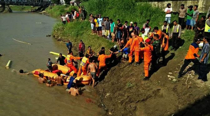 Proses pencarian dan evakuasi tujuh remaja tenggelam di Sungai Pemali, Brebes, Jawa Tengah, saat mencuci daging hewan kurban dari pondok pesantren mereka. Lima orang meninggal dunia, sedangkan dua remaja selamat. (Liputan6.com/Fajar Eko Nugroho) 