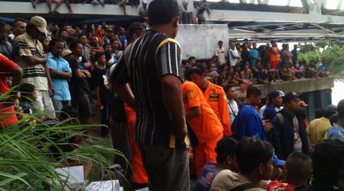 Proses pencarian dan evakuasi tujuh remaja tenggelam di Sungai Pemali, Brebes, Jawa Tengah, saat mencuci daging hewan kurban dari pondok pesantren mereka. Lima orang meninggal dunia, sedangkan dua remaja selamat. (/Fajar Eko Nugroho) 
