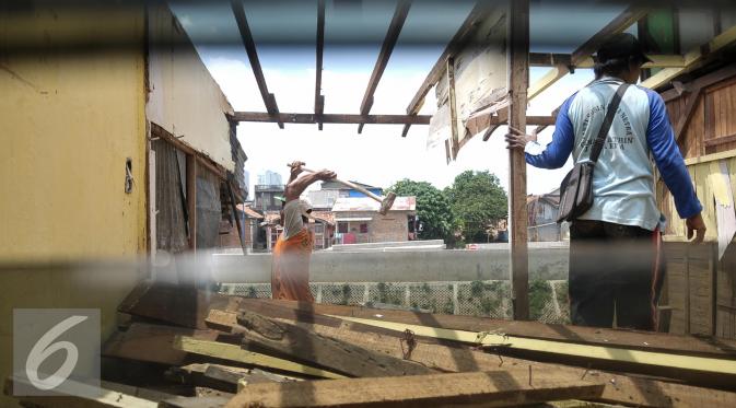 Warga Bukit Duri membongkar rumahnya jelang penertiban oleh Pemprov DKI Jakarta, Selasa (13/9). Jelang penertiban, sebagian rumah warga Bukti Duri mulai ditinggalkan pemiliknya. (/Yoppy Renato)