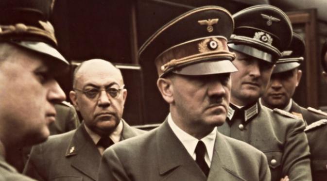 Dokter Morell (tanpa topi) berdiri di belakang Hitler. Merawat Hitler adalah tugas yang melelahkan. Bahkan dokter pribadinya sangat lelah sehingga tidak sanggup lagi naik tangga. (Sumber alchetron.com)
