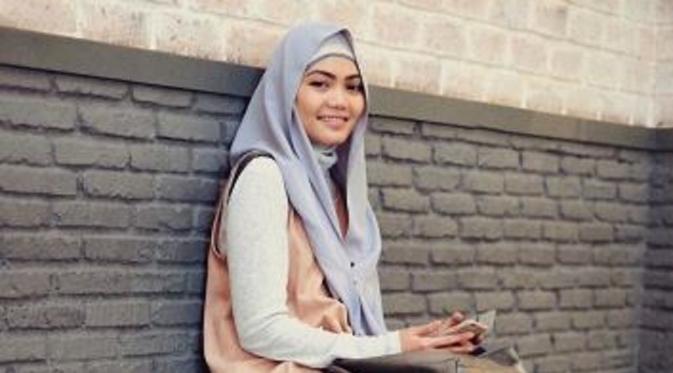 Rina Nose mengenakan hijab (Instagram/@rinanose16)