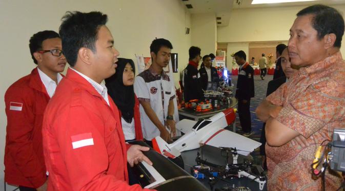 ​Ketua Umum Mastel Kristiono (kanan) berbincang dengan mahasiswa Telkom University tentang peranti elektronika di Bandung beberapa waktu lalu. (Liputan6.com/Muhammad Sufyan Abdurrahman) 