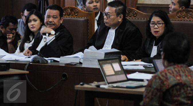 Kuasa hukum Jessica Wongso memberikan pertanyaan untuk saksi ahli toksikologi dari UI Budiawan pada sidang lanjutan di PN Jakarta Pusat, Rabu (14/9). Sidang ke-20 itu mendengarkan keterangan saksi dari kubu terdakwa Jessica. (Liputan6.com/Faizal Fanani)
