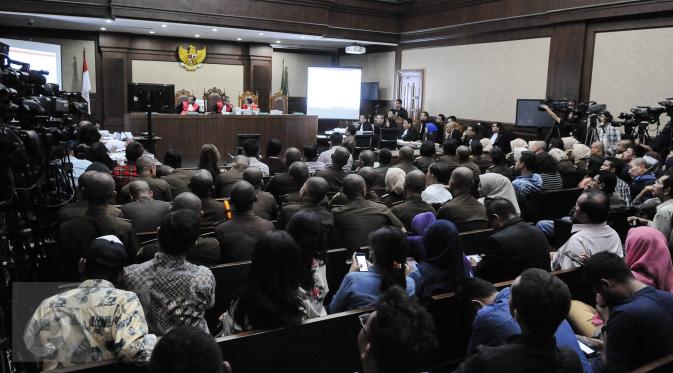 Puluhan calon jaksa memadati ruang sidang lanjutan terdakwa Jessica Wongso di PN Jakarta Pusat, Rabu (14/9). Sidang ke-20 itu menghadirkan ahli toksikologi kimia dari UI Budiawan ‎sebagai saksi ahli meringankan bagi Jessica. (Liputan6.com/Faizal Fanani)