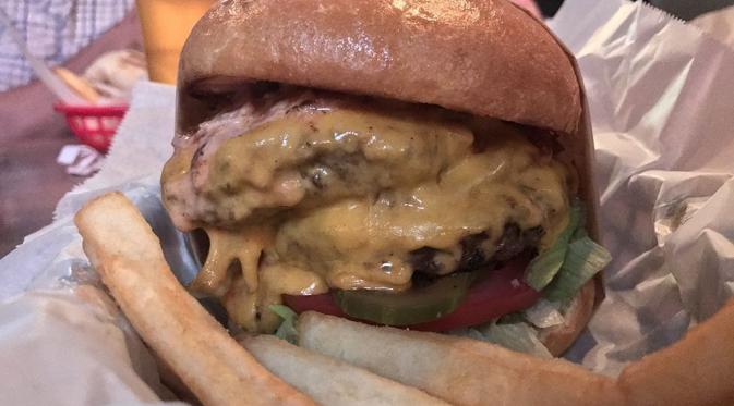 Sebuah burger difoto menggunakan iPhone 7 Plus (Sumber: CNET)
