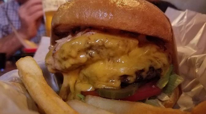 Sebuah burger difoto menggunakan Galaxy S7 (Sumber: CNET)