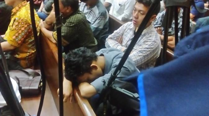Pengunjung sidang tertidur saat persidangan berlangsung. (Liputan6.com/Putu Merta SP)