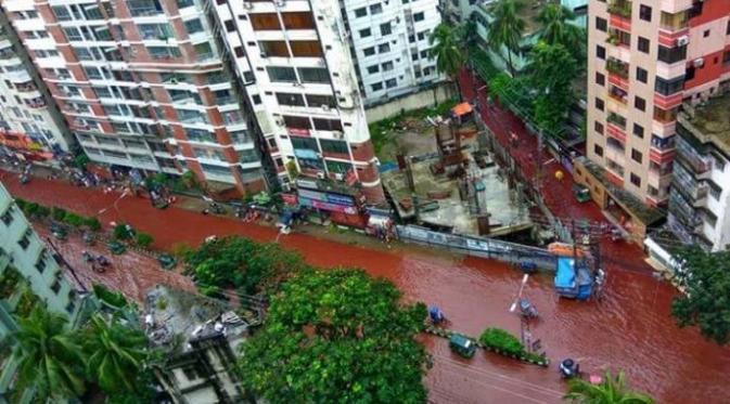 Penampakan air banjir di Bangladesh berwarna merah (Facebook/Dhaka Tribune)