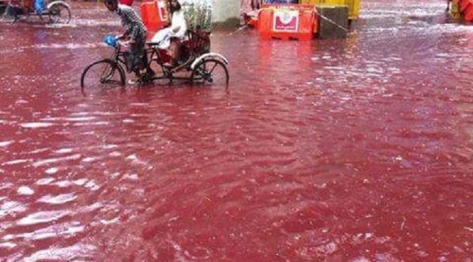 Air banjir di Bangladesh berwarna merah setelah bercampur dengan darah hewan kurban (Facebook/Dhaka Tribune)