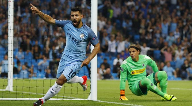Penyerang Manchester City, Sergio Aguero, merayakan gol yang dicetaknya ke gawang Borussia M'Gladbach pada laga Liga Champions di Stadion Etihad, Manchester, Inggris, Kamis (15/9/2016). City menang 4-0 atas Gladbach. (Reuters/Phil Noble).