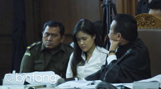 Dalam sidang kasus 'kopi sianida', Rabu (14/9/2016) pengacara Jessica Wongso membeberkan fakta temuan polisi sesuai BAP. (Bintang.com/Galih W. Satria)