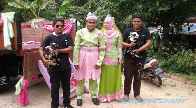 Pengantin Bersanding dengan 2 Dua Kambing di Resepsi Pernikahan