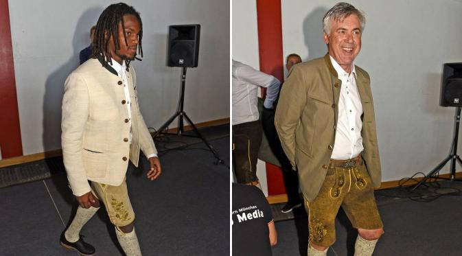 Pelatih Bayern Munchen, Carlo Ancelotti, dan Renato Sanchez, saat mengenakan busana Lederhosen. (Bayern Munchen).