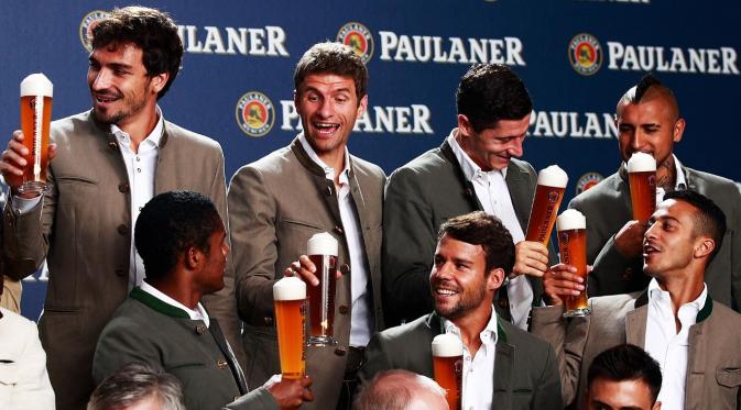 Para pemain Bayern Munchen berfoto bersama dalam rangka menyambut Oktoberfest 2016. (Bayern Munchen).