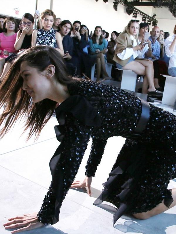 Bella Hadid terjatuh saat berjalan di catwalk New York Fashion Week. (via. Dailymail)