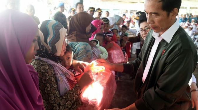 Presiden Joko Widodo memberikan bantuan saat mengunjungi Kabupaten Situbondo, Jawa Timur.(Foto: Kementerian Kesehatan)