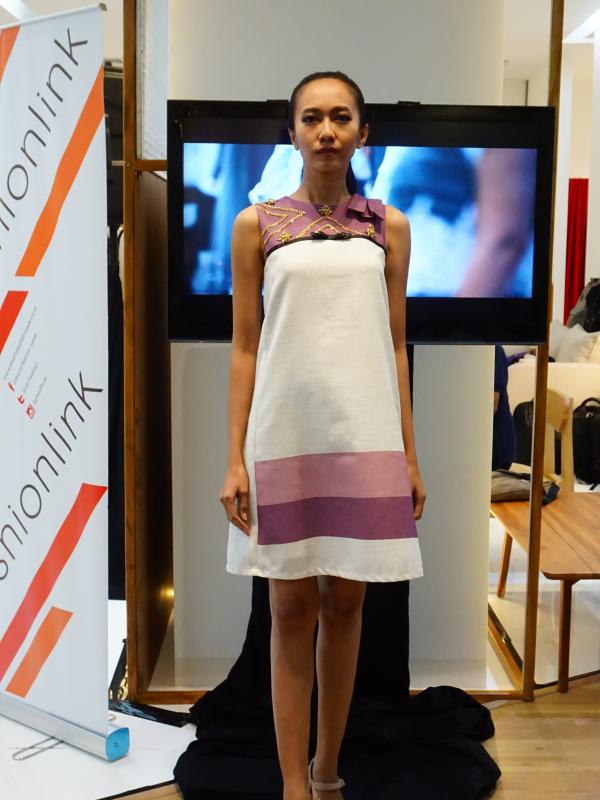 Peragaan busana karya para desainer Indonesia Fashion Forward yang ikut tergabung dalam Fashionlink X #BLCKVNUE.