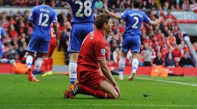 Reaksi Steven Gerrard usai melakukan blunder pada pertandingan Liverpool melawan Chelsea. (Skysports).