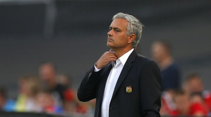 Jose Mourinho dianggap menggantung nasib Bastian Schweinsteiger. (AP Photo/Peter Dejong)