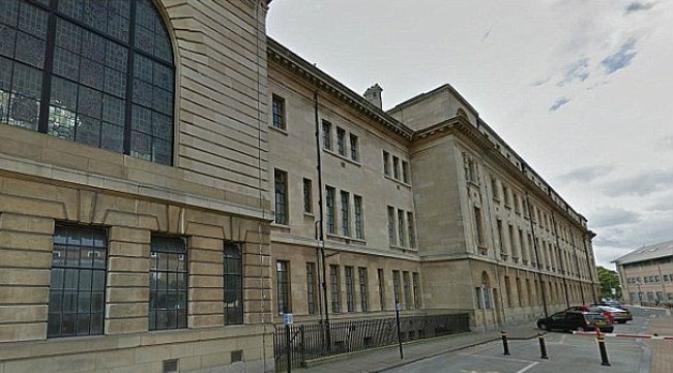 Gedung pemeriksaan koroner di Hull, Inggris. Seorang mahasiswi mulai mengalami depresi dan kecemasan pada saat remaja karena mengalami perundungan di sekolah. (Sumber Daily Mail)