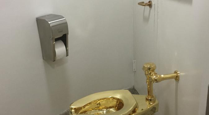 Sebuah kloset mewah berlapiskan emas 18 karat akan dapat digunakan untuk umum di salah satu toilet di Museum Guggeinheim, New York, Kamis (15/9). Kloset rancangan seniman Italia Maurizio Cattelan itu diberi nama America. (William EDWARDS/AFP)