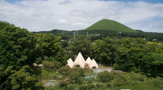 Rumah tenda dari kejauhan. (Via: boredpanda.com)