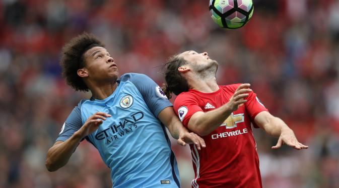 Aksi pemain Manchester City, Leroy Sane (kiri) saat duel udara dengan bek Manchester United, Daley Blind, pada laga lanjutan Premier League 2016-2017, di Stadion Old Trafford, akhir pekan lalu. Sane ditolak Bayern Munchen pada bursa transfer pemain musim 